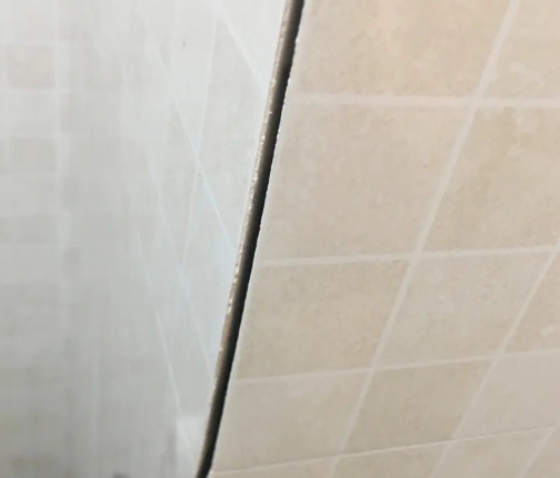 南充瓷砖空鼓维修公司分享阳台瓷砖脱落的修复过程可以分为以下几个步骤