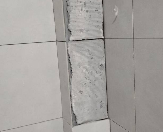 南充瓷砖空鼓维修公司分享下瓷砖施工前基层浇水润湿程度不足，可能导致以下问题