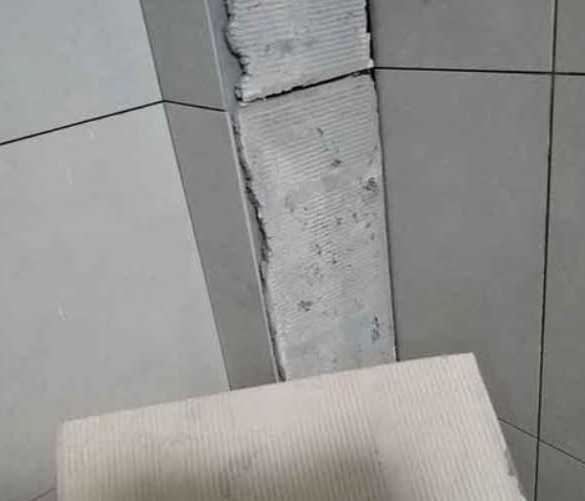 南充瓷砖空鼓维修公司分享下厨房瓷砖脱落的补救措施。